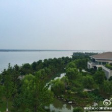 从酒店看出去是一片广阔的阳澄湖。昆山真是个绿色美丽的城市，湖里还住着大闸蟹和小龙虾这些美味的邻居们！早安