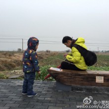 第二天到阳澄湖，坐快艇到了莲花岛，蒙蒙细雨中在岛上闲逛了一下，乔乔很兴奋，和爸爸玩了好久你追我跑的游戏，最后吃完大闸蟹，完美结束