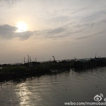 阳澄湖边，夕阳西下，渔船点点，随意垂钓，收获寥寥又如何？挥杆一钓随波起，只求自在任逍遥！