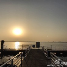 美丽的阳澄湖晨景[太阳][微风]站在湖边，望着平静的湖面，我脑补的画面确是湖里活蹦乱跳的大闸蟹[阴险][阴险]