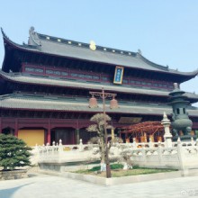 建成于2007年的新重元寺占地三百余亩，位于阳澄湖半岛之中。