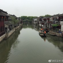 听闻巴城古街不错，一早过去看看。修缮之中的巴城老街，主题突出“昆曲、大闸蟹”，一雅一俗，非常平衡。