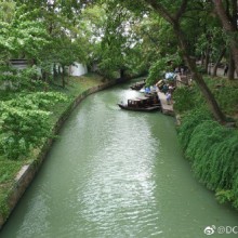 精巧，舒适，温柔，美味。有小家碧玉的景，有微风浮动的水，还有白嫩嫩的少女。苏州是我最喜欢的城市，没有之一。我专程去吃了阳澄湖小龙虾，滋养了我少女一般的身姿。我要无缘无故地接着旅行。 ​​​